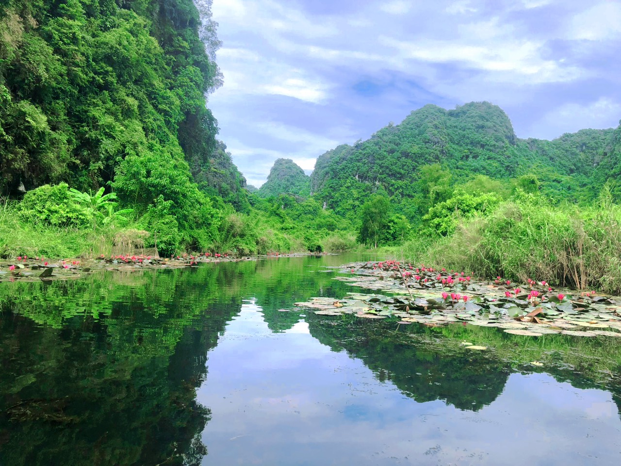 Vẻ đẹp thiên nhiên hoang sơ cuốn hút của Thung Nắng, Ninh Bình